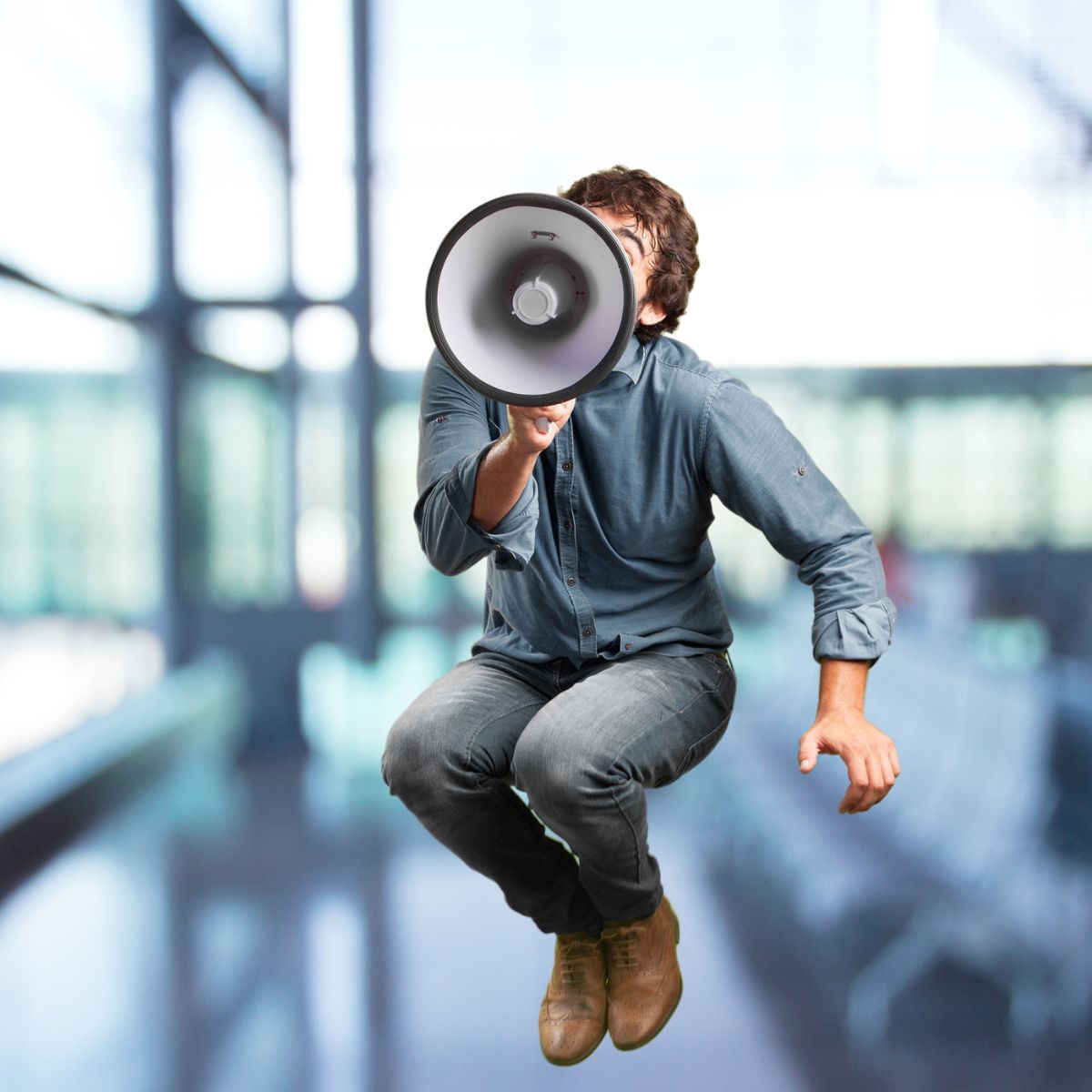 imagen hombre con altavoz