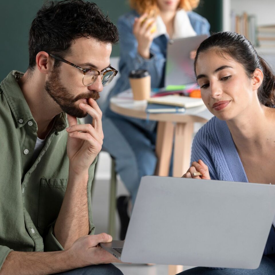 foto dos personas mirando ordenador